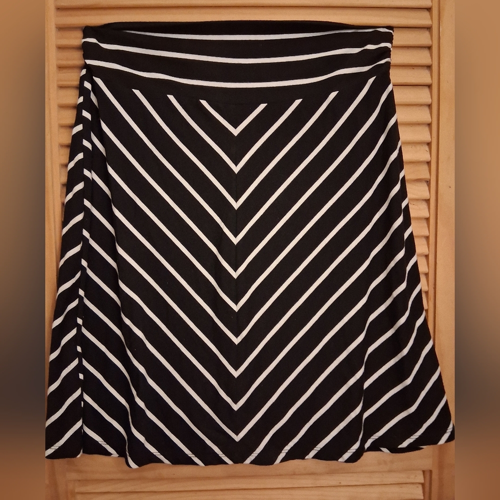 Faded Glory Black and White Chevron A-Line Skirt